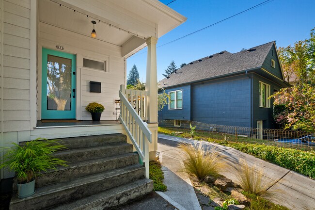 Building Photo - 832 NE 29th Ave
