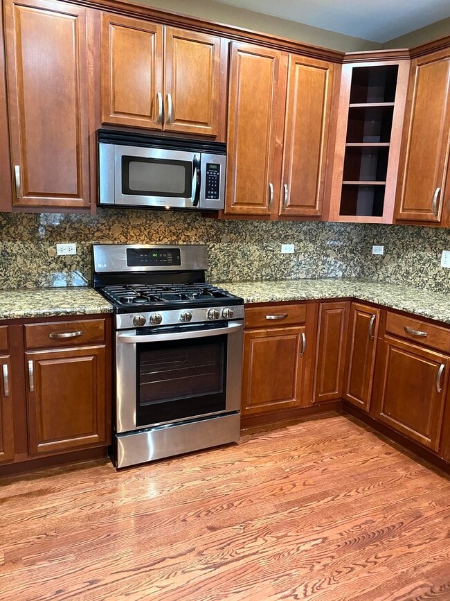 Building Photo - 1521 Stonegate Manor