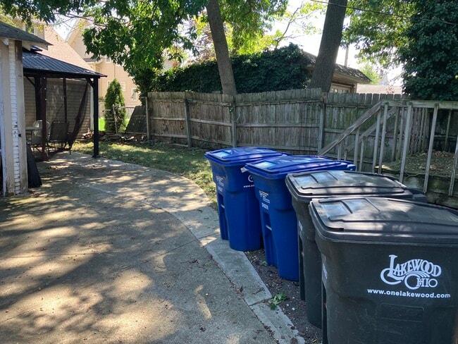 fenced rear yard with deck - 1567 Woodward Ave
