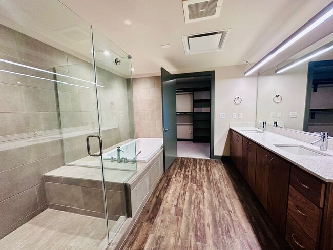 3105 Bathroom View 2 - Vantage