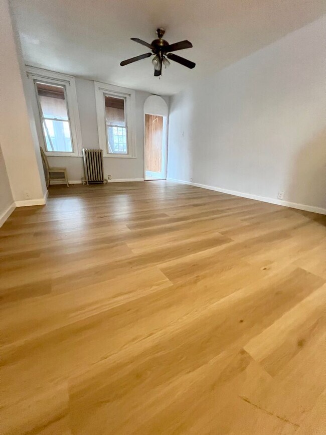 Building Photo - Gorgeous 3-Bedroom Townhome in Northeast P...