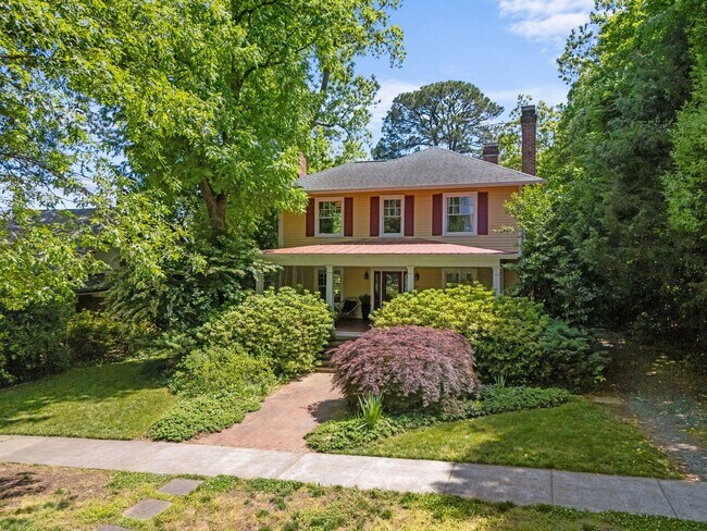 Foto del edificio - Stunning Historic 4-bedroom home in W Trin...