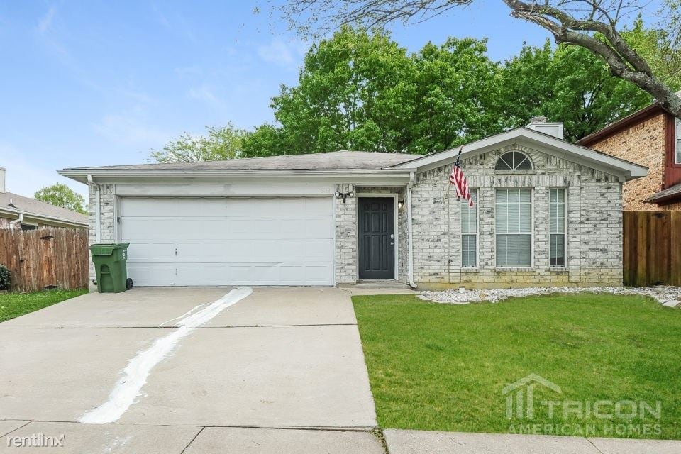 Primary Photo - 318 Moss Hill Dr