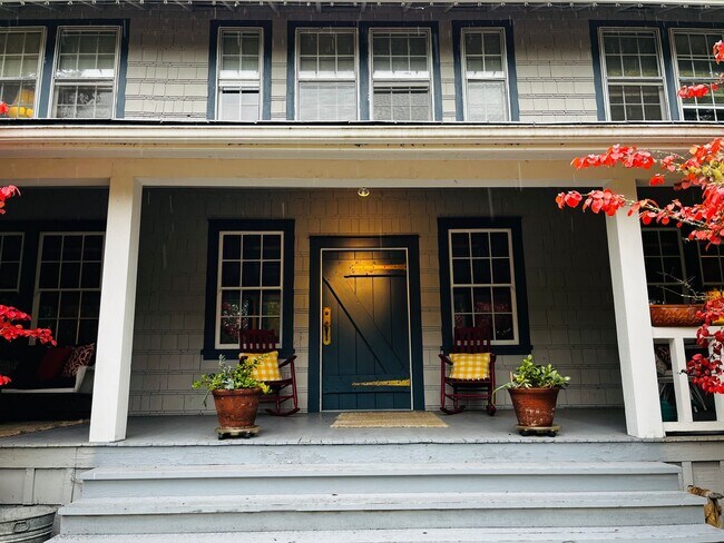 Foto del edificio - 4 Bedroom Historical Home on 2 Acres Near Seattle/Bainbridge Ferry