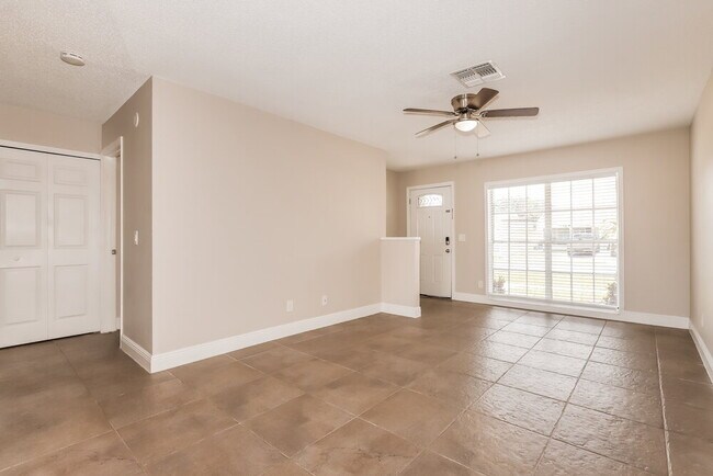 Foto del edificio - 1919 Crown Park Dr