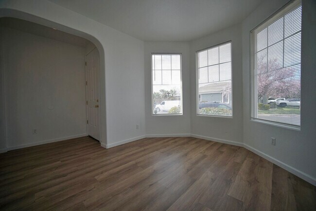 Building Photo - Beautiful 4 bedroom 2 bathroom home