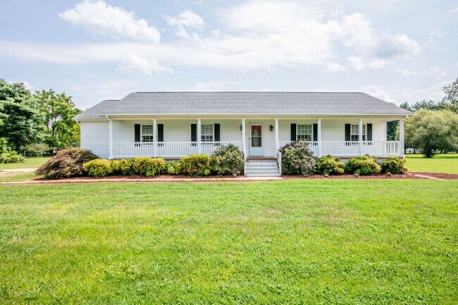 Building Photo - Beautiful 5-Bedroom Retreat with in-ground...