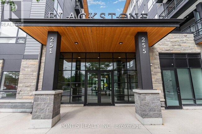 Photo du bâtiment - 251 Northfield Dr E