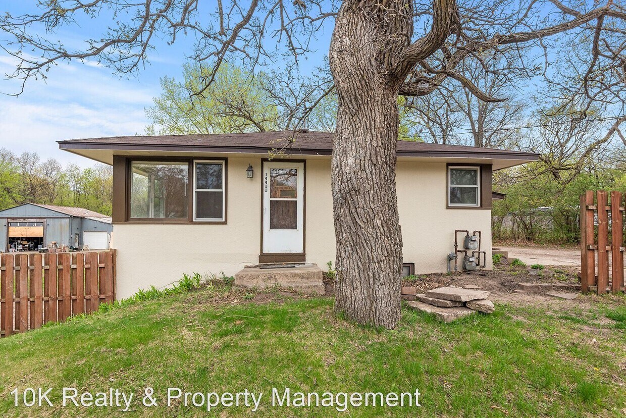 2 br, 1 bath House 14411 Round Lake Blvd House Rental in Andover