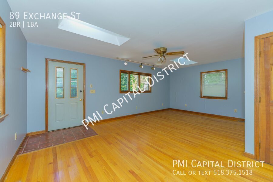 Foto principal - Gorgeous, Single-Family House w/ Skylights...