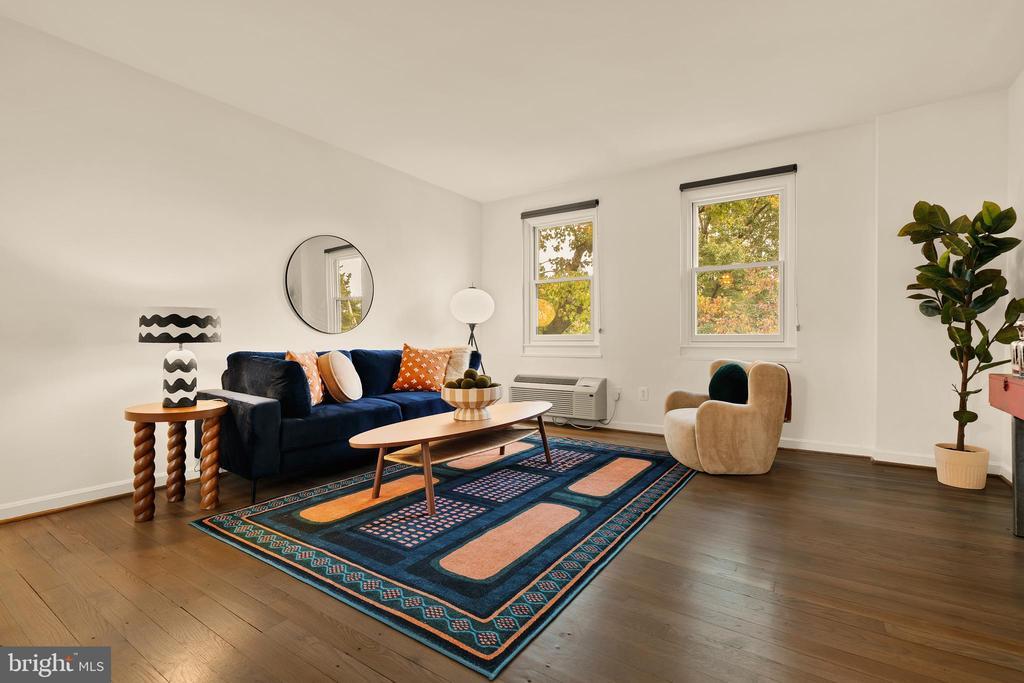 Foto principal - 4818 Chevy Chase Dr