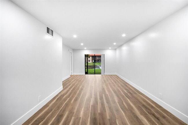 Building Photo - 21905 Lake Forest Cir