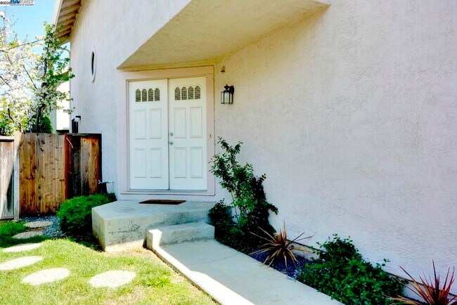 Foto del edificio - 2910 Liberty Dr