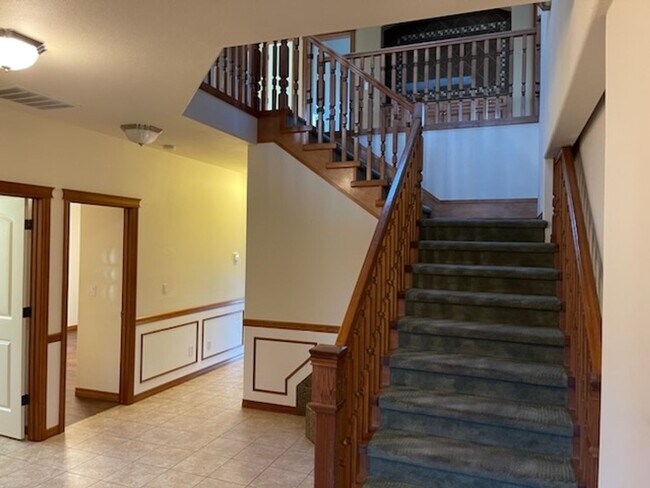 Foto del edificio - 7bdrm, 3.5 bthrm! 3184 sq ft! 2 Master bed...