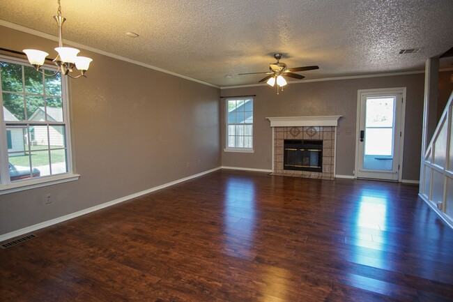 Foto del edificio - For Lease | Tulsa | 3 Bed + 2 Bath | $1100...