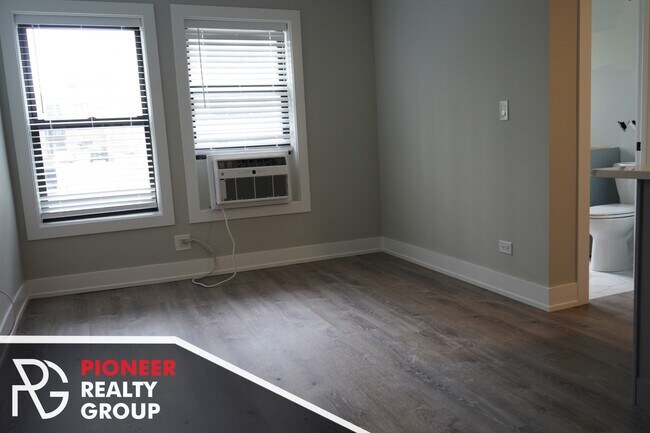 Foto del edificio - 515 W Belmont Ave