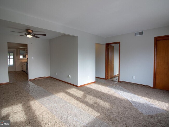 Foto del edificio - 6301 Salem Park Cir