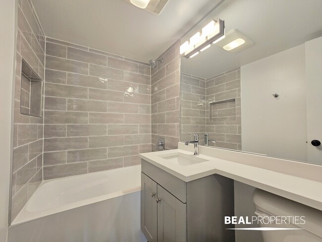 Building Photo - 553 W Stratford Pl
