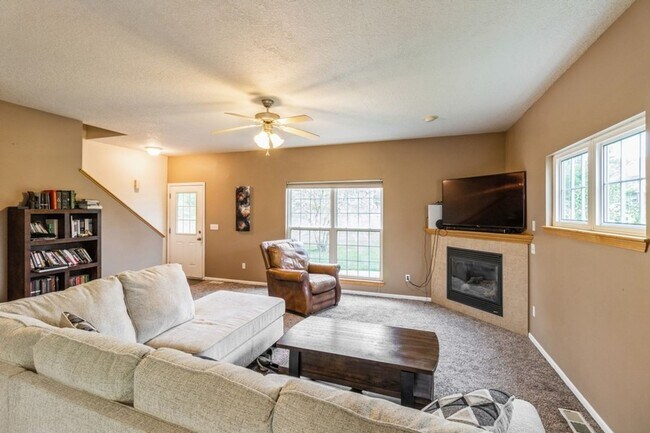 Building Photo - CORNER UNIT!! 3 Bedroom, 2.5 Bathroom Townhome in Ankeny