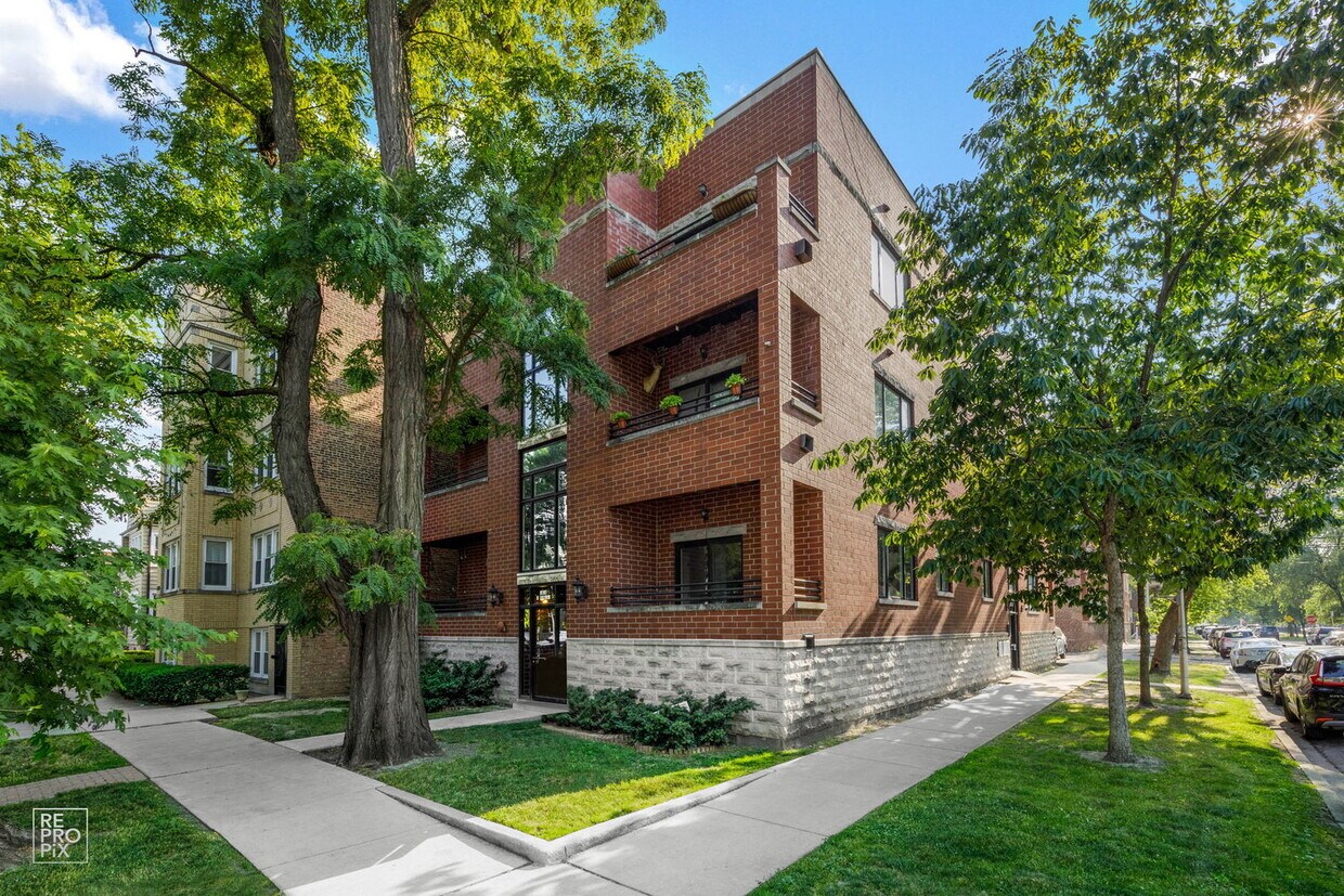 Primary Photo - 2656 N Hamlin Ave