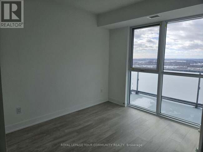 Photo du bâtiment - 2545 Simcoe St N