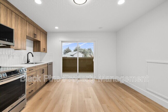 Building Photo - 4654 N Maple Grove Rd