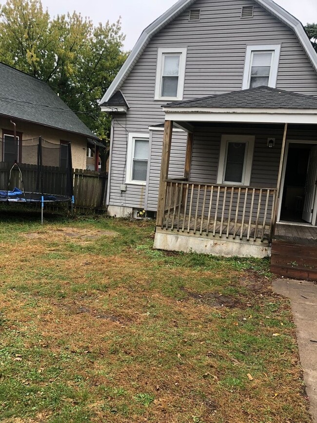 Building Photo - Coming up 3br Single house