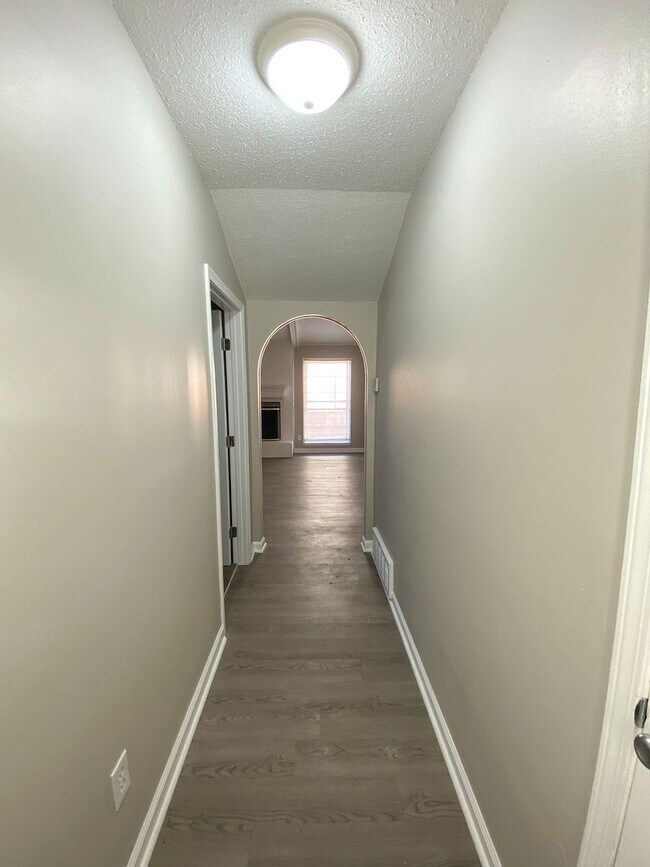 Building Photo - 4 bed, 2 bath, 2 car garage near Yale and ...