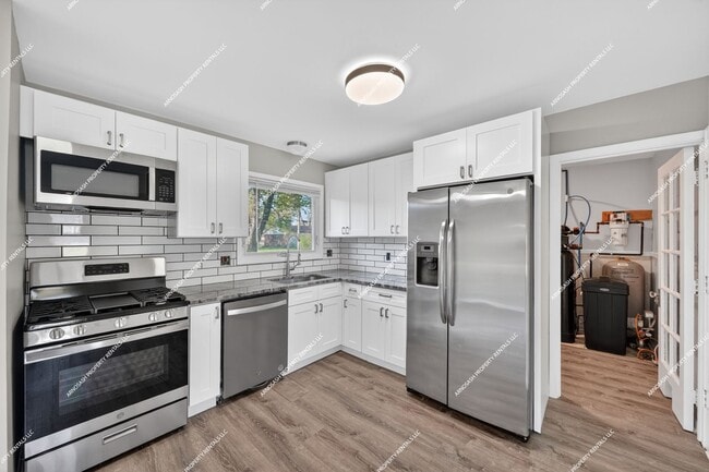 Building Photo - Rare Rental Opportunity! Fully Renovated 3-bedroom, 2-bath Brick Ranch in Farmington Hills!