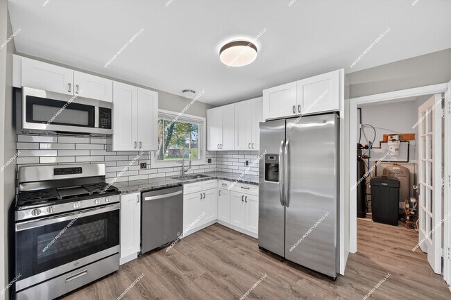 Foto del edificio - Rare Rental Opportunity! Fully Renovated 3-bedroom, 2-bath Brick Ranch in Farmington Hills!