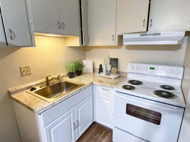 Building Photo - 565 N Britton Ave