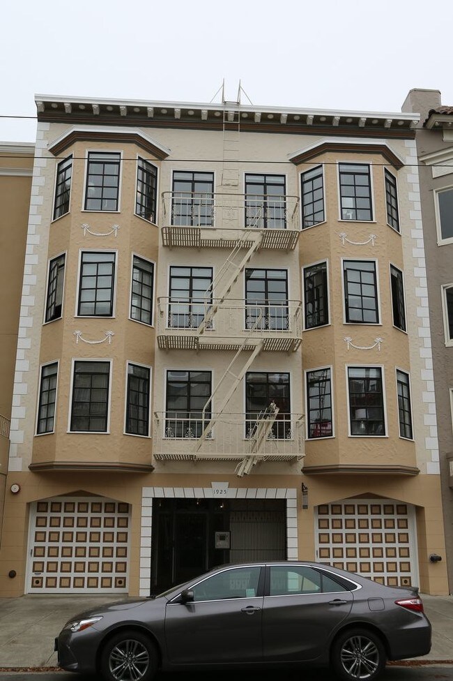 Building Photo - 1925 Jefferson Street 202