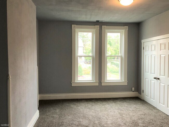 Building Photo - 3 br, 1 bath Duplex - 321 Locust St Unit 2