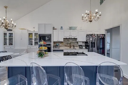 Building Photo - Modern, light-filled home in a prime location!