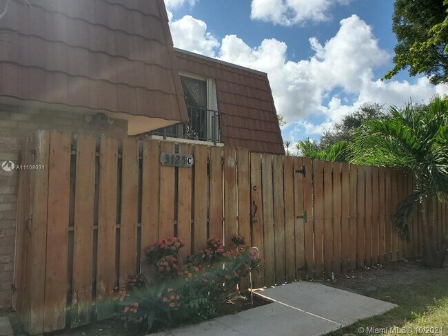 Building Photo - 3125 San Fernando Dr