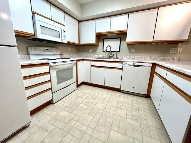 Foto del edificio - Updated 2 BR Condo in the Heart of Coralville! Available NOW!!!