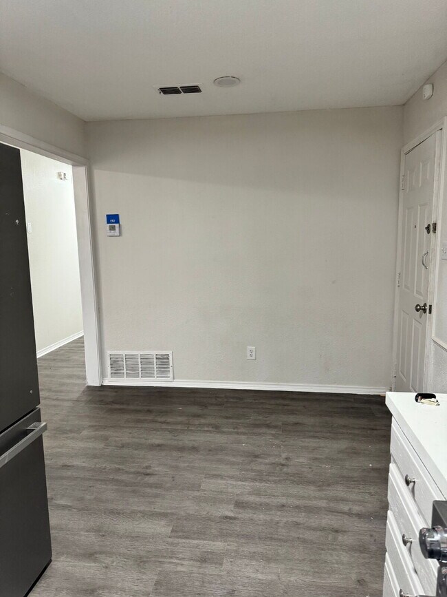 Foto del edificio - "Charming Lubbock Home: 3-Bedroom, 2-Bath Sanctuary with 1157 Sq Ft of Comfort!"