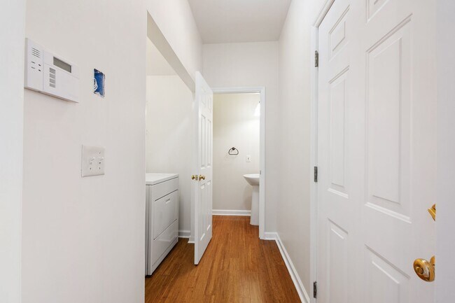 Foto del edificio - Lovely 3 bedroom townhome in fantastic Ral...