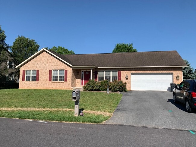 Building Photo - Lovely single family, brick rancher home with 3 beds/2.5 baths!!