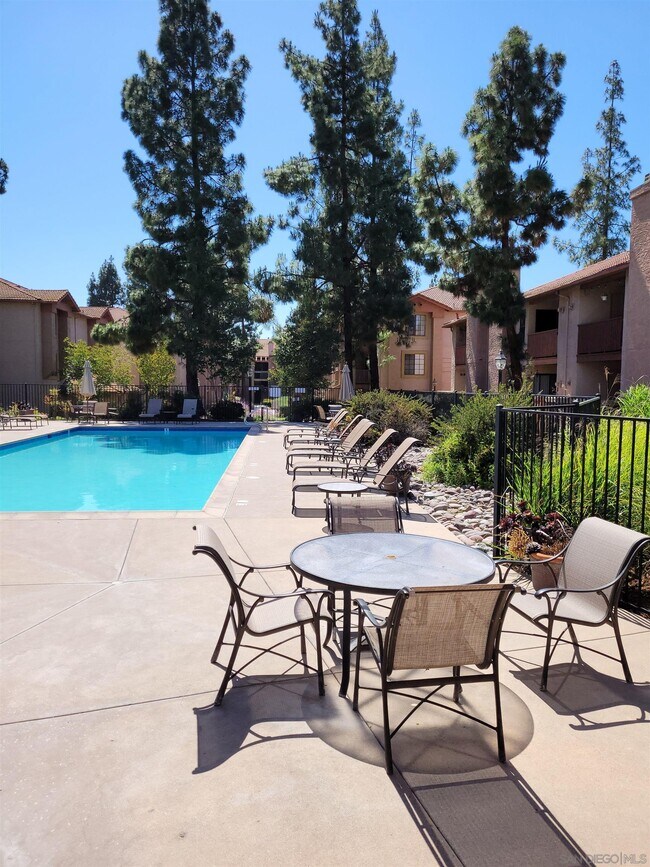 Foto del edificio - 12055 Alta Carmel Ct