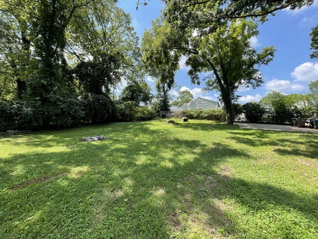 Foto del edificio - 2415 Emmett Ave