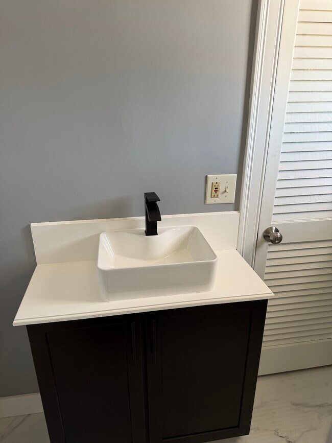 Building Photo - 37 Day St