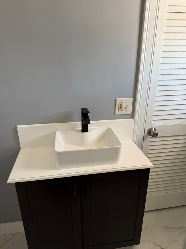 Building Photo - 37 Day St