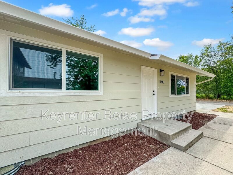 Foto principal - 1245 S Security Ln