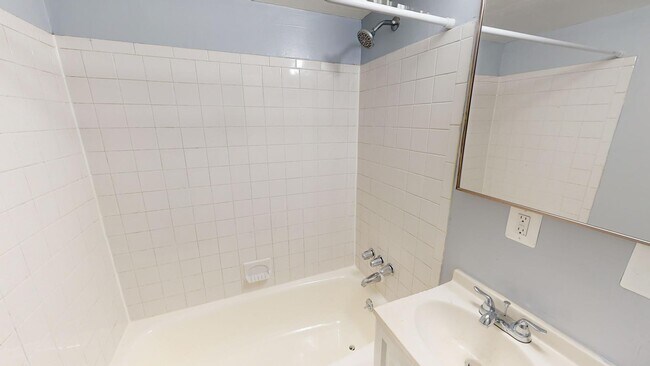 Building Photo - 584 Wilson Bridge Dr