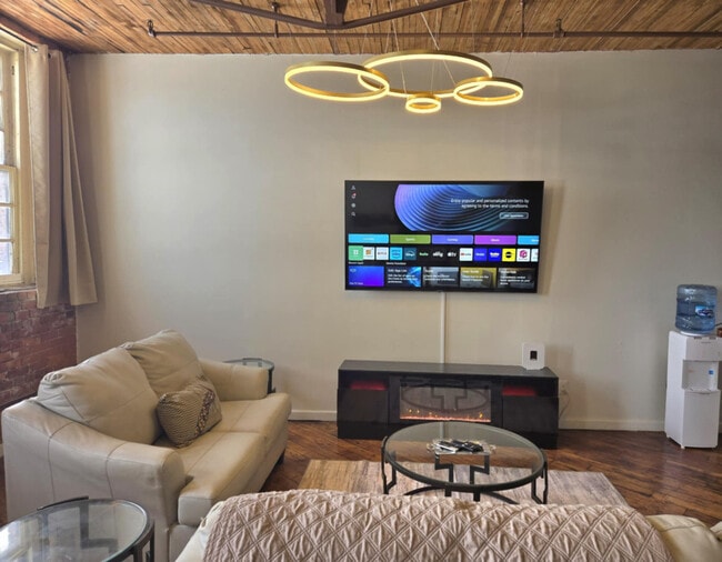 Building Photo - 227 Iron St