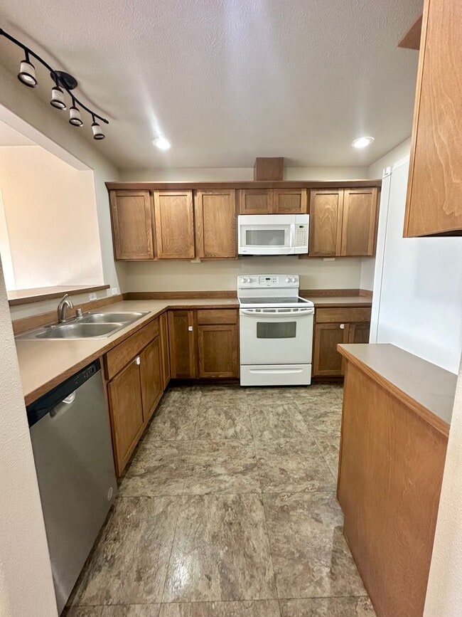 Foto del edificio - 3 bed/ 3.5 Bath Townhome in Cheney