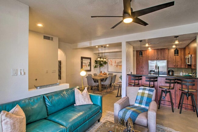 Building Photo - 9708 E Vía Linda