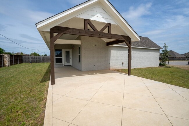 Building Photo - Prime Location! New build, 4 bed/ 2 bath!