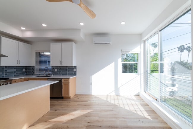 Building Photo - 4369 Rosewood Ave